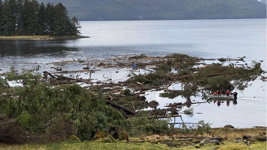 Autoridades comienzan a retirar escombros tras alud en Alaska; tres personas siguen desaparecidas