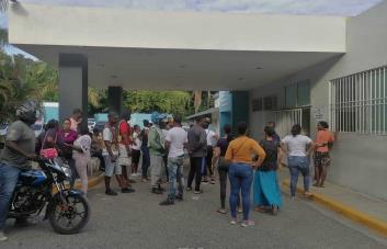 Familia denuncia que hospital lanzó cadáver de su bebe a fosa común sin autorización