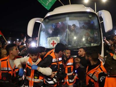 Israel y Hamás intercambian con éxito la primera tanda de rehenes