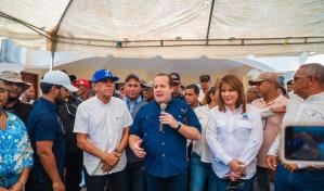 Ministro José Paliza visita Arenoso, provincia Duarte, para entregar ayuda a afectados por lluvias