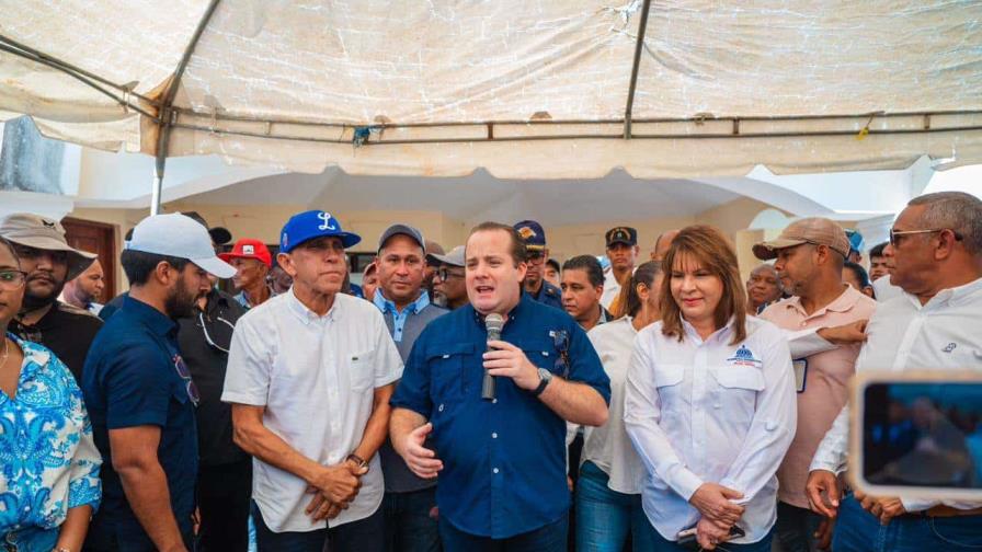 Ministro José Paliza visita Arenoso, provincia Duarte, para entregar ayuda a afectados por lluvias
