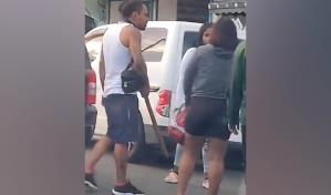 Video | Hombre agrede a palos a una mujer