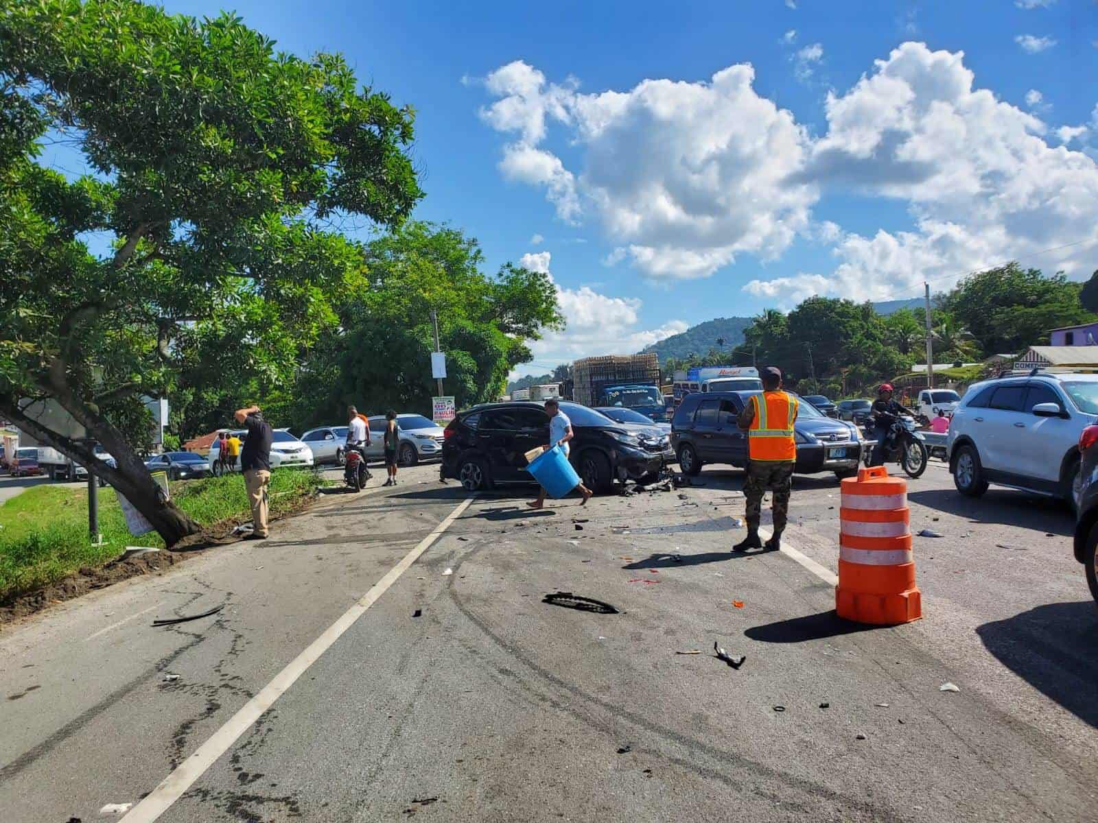 Personal del 9-1-1 da asistencia en el lugar del accidente múltiple.