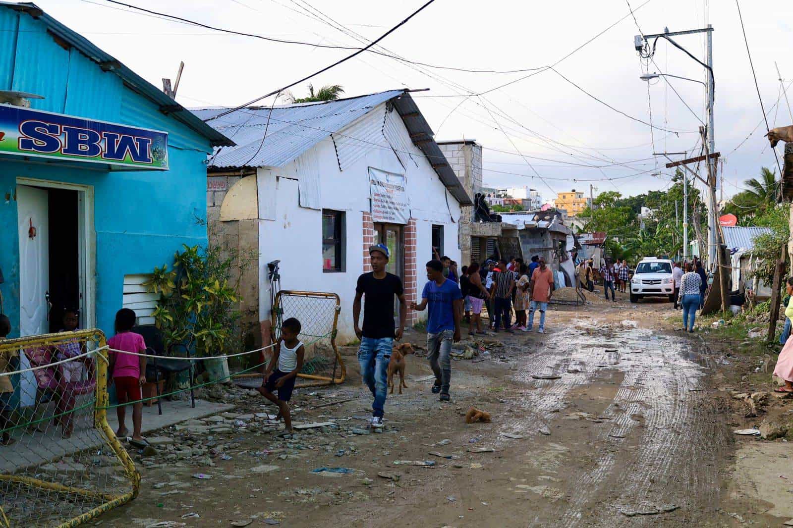 Personas caminan en una calle de la zona afectada por el disturbio tropical.