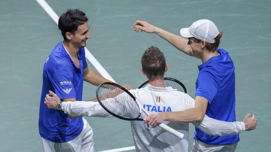 Sinner consigue 2 triunfos seguidos ante Djokovic y lleva a Italia a la final de la Copa Davis