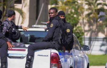 Abinader sobre quienes dudaban de aumento a policías: Le hicimos una ñapa y hoy ganan 509 dólares