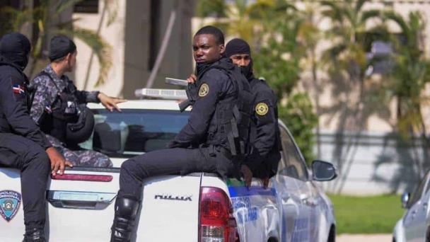 Abinader sobre quienes dudaban de aumento a policías: Le hicimos una ñapa y hoy ganan 509 dólares