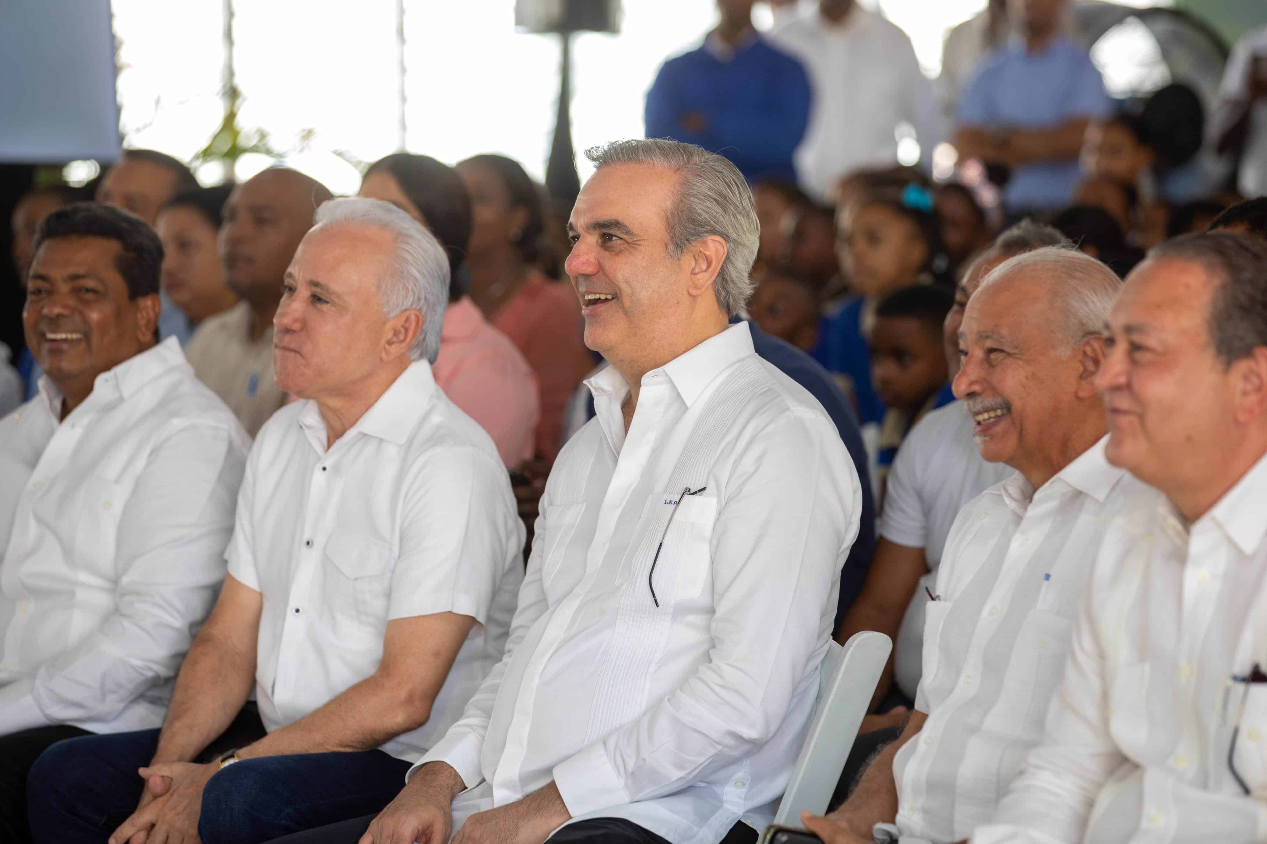 Abinader en la inauguración de las escuelas.