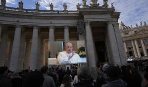 El papa dice que tiene inflamación pulmonar, pero viajará a cumbre climática en Dubái esta semana