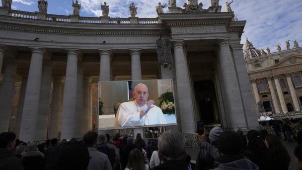 El papa dice que tiene inflamación pulmonar, pero viajará a cumbre climática en Dubái esta semana