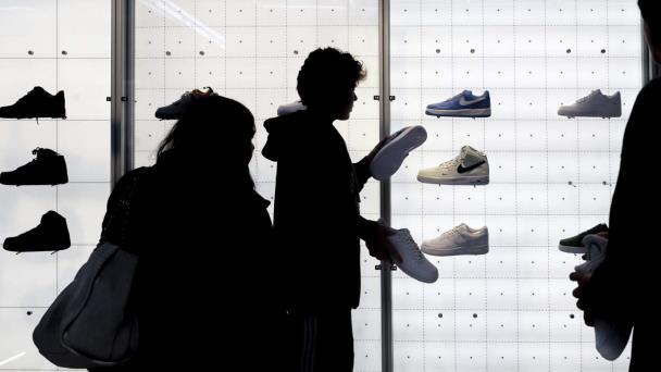 Se prevé que más compradores en EE.UU. opten por pago aplazado; analistas advierten riesgo