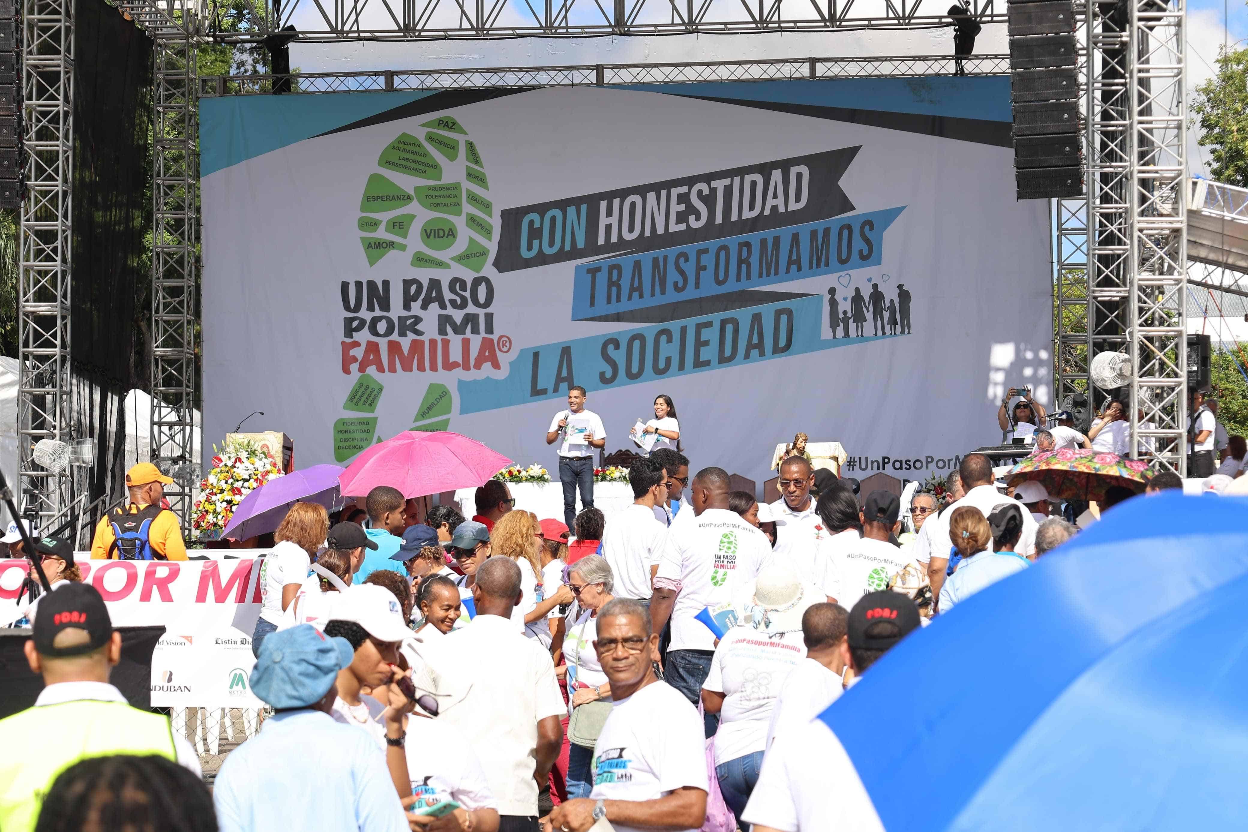 Un Paso por la Familia congregó a miles de católicos en la avenida George Washington durante una caminata.