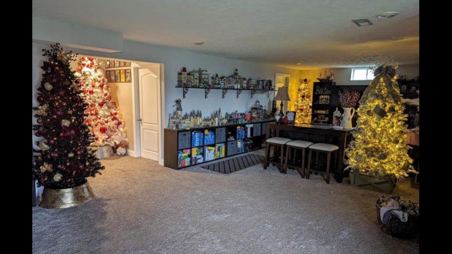 Mujer revela que tiene 26 árboles de Navidad y comienza su decoración en septiembre