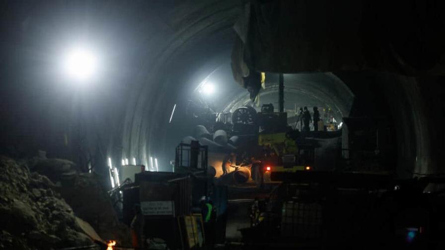 India excava un túnel vertical para salvar a los trabajadores atrapados bajo tierra
