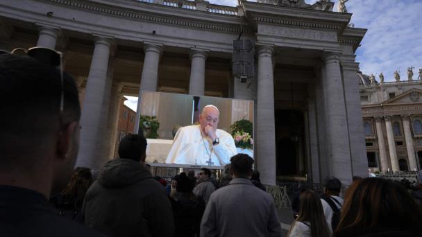 El papa Francisco recibe antibióticos por vía intravenosa para problema pulmonar