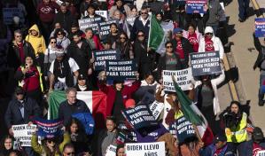 Crecen las tensiones entre los inmigrantes recién llegados y los que llevan más tiempo en EE.UU.