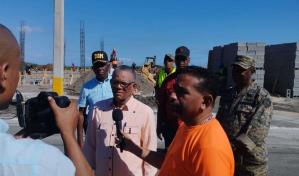 Venancio Alcántara, director Migración, supervisa obras en Vacacional Haina