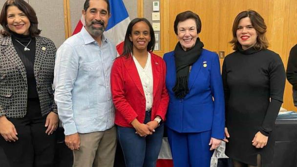 Embajadora Sonia Guzmán participa en Noche Internacional en Academia del FBI en EE.UU.