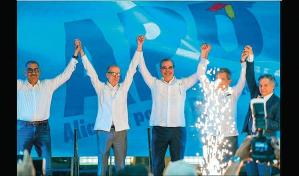 Abinader recurre a vieja práctica de combinar lo oficial con lo político