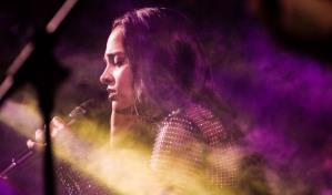 Paloma Richiez present&oacute; su concierto "Utop&iacute;a" a casa llena en Casa de Teatro