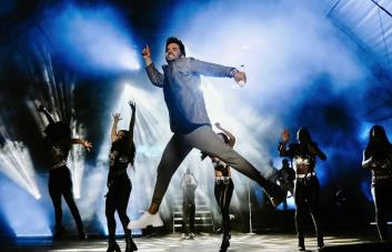 Manny Cruz celebra el merengue a casa llena en Puerto Plata