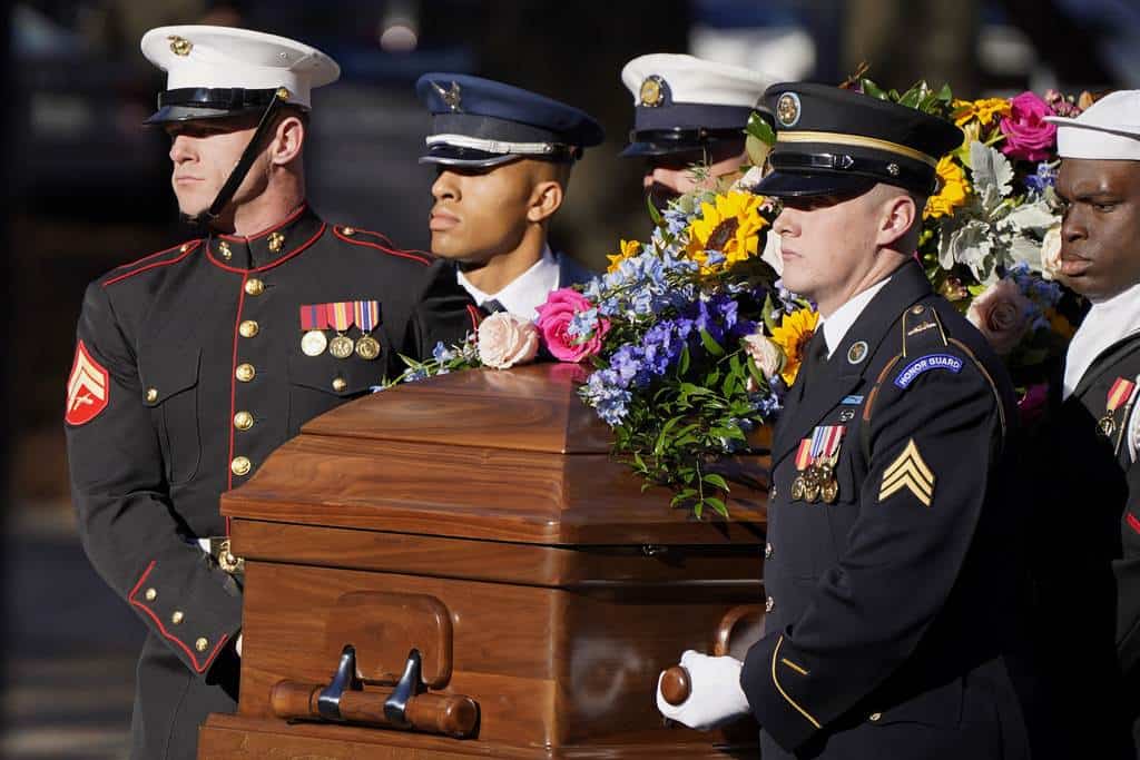 Un equipo militar lleva el ataúd de la ex primera dama Rosalynn Carter a su llegada a la Biblioteca y Museo Presidencial Jimmy Carter, el lunes 27 de noviembre de 2023, en Atlanta.