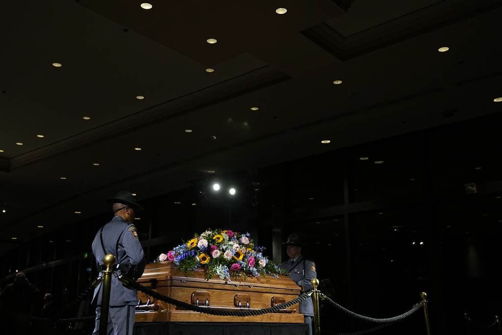 Una guardia de honor de la Patrulla Estatal de Georgia se para mientras miembros del público presentan sus respetos a la ex primera dama Rosalynn Carter en la Biblioteca y Museo Presidencial Jimmy Carter en Atlanta, el lunes 27 de noviembre de 2023, durante el descanso público.