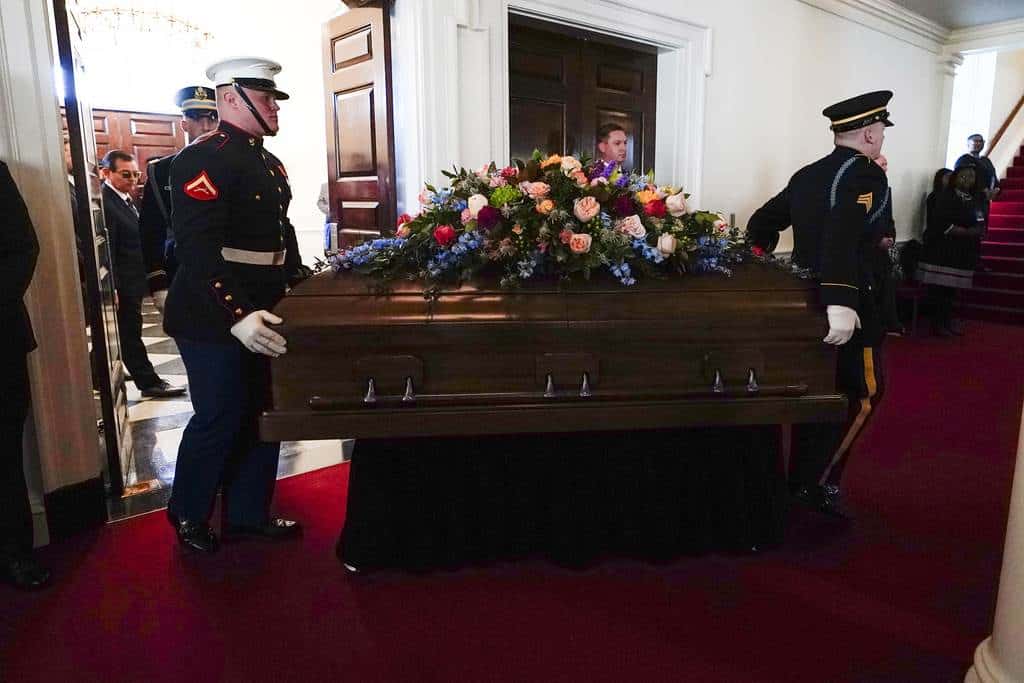 Un equipo de osos de las Fuerzas Armadas traslada el ataúd de la ex primera dama Rosalynn Carter a la iglesia Glenn Memorial en la Universidad de Emory para un servicio de homenaje el martes 28 de noviembre de 2023 en Atlanta.