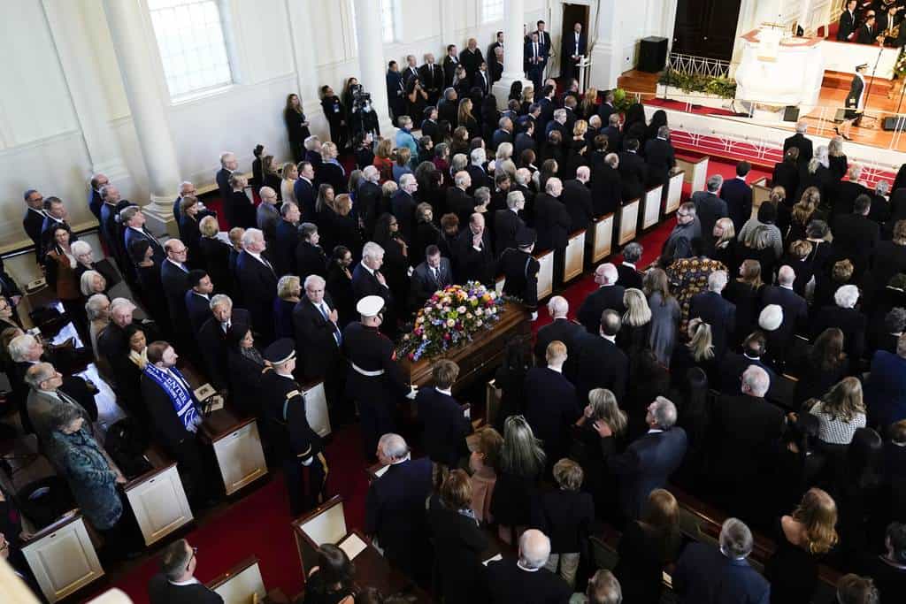 El ataúd de la ex primera dama Rosalynn Carter, llega al interior de la iglesia Glenn Memorial, el martes 28 de noviembre de 2023, en Atlanta.