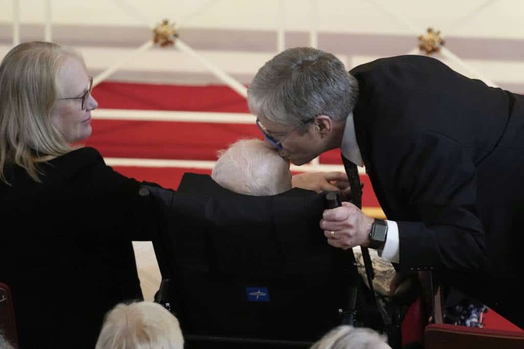 James Chip Carter besa a su padre, el expresidente Jimmy Carter, después de hablar durante un servicio de homenaje a su madre, la exprimera dama Rosalynn Carter, en la iglesia Glenn Memorial de la Universidad de Emory, el martes 28 de noviembre de 2023, en Atlanta, mientras Amy Carter, a la izquierda, observa.