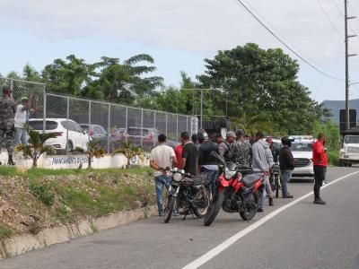 Desaprensivos abandonan joven herido en el pavimento