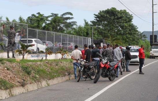 Desaprensivos abandonan joven al borde de la muerte en pavimento