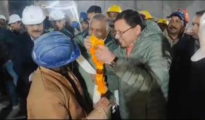 Rescatan a los 41 obreros atrapados en túnel de India desde hace 17 días