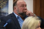 Las familias de Sandy Hook ofrecen al locutor Alex Jones saldar su deuda por US$ 85 millones