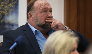 Las familias de Sandy Hook ofrecen al locutor Alex Jones saldar su deuda por US$ 85 millones