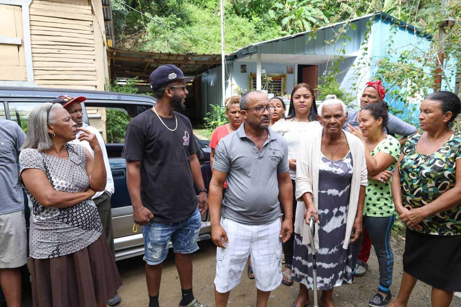 Familiares reunidos ante la situación generada por la búsqueda de Kiko la Quema en Cambita Garabitos, San Cristóbal. 