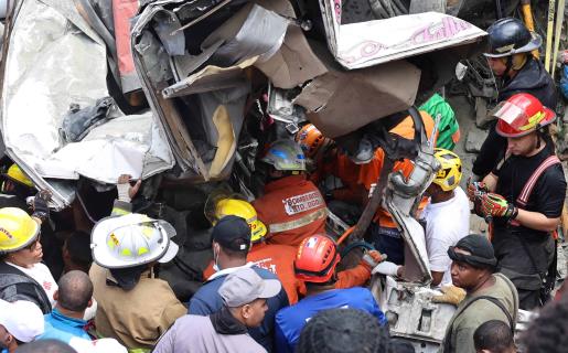 Sacan otros dos cadáveres de autobús sepultado por patana y son siete los fallecidos Sacan otros dos cadáveres de autobús sepultado por patana y son siete los fallecidos