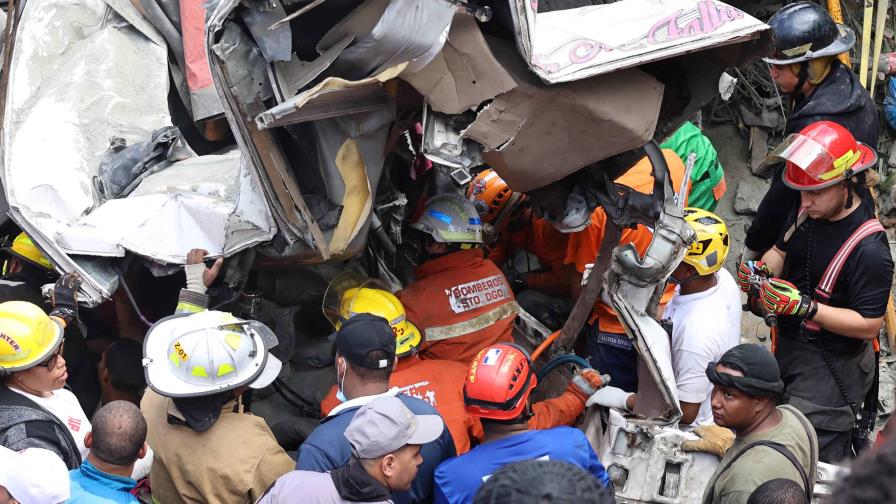 Sacan otros dos cadáveres de autobús sepultado por patana y son siete los fallecidos
