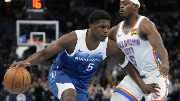 Timberwolves ganan a Thunder 106-103; Towns un doble doble y Edwards se lesiona