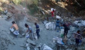 Video | Ciudadanos roban el cemento derramado en el accidente en Haina
