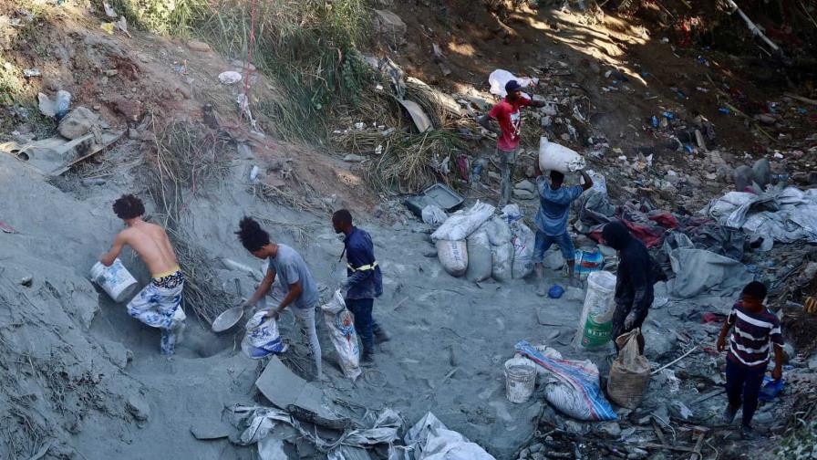 Video | Ciudadanos roban el cemento derramado en el accidente en Haina