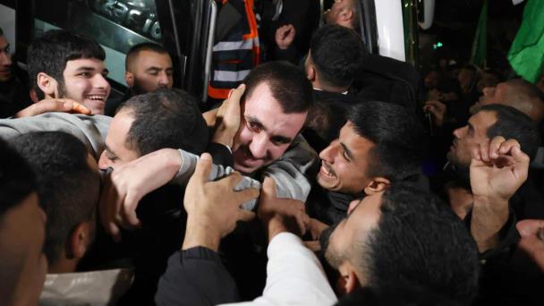 Israel libera al primer grupo de 90 presos palestinos en acuerdo de alto el fuego en Gaza