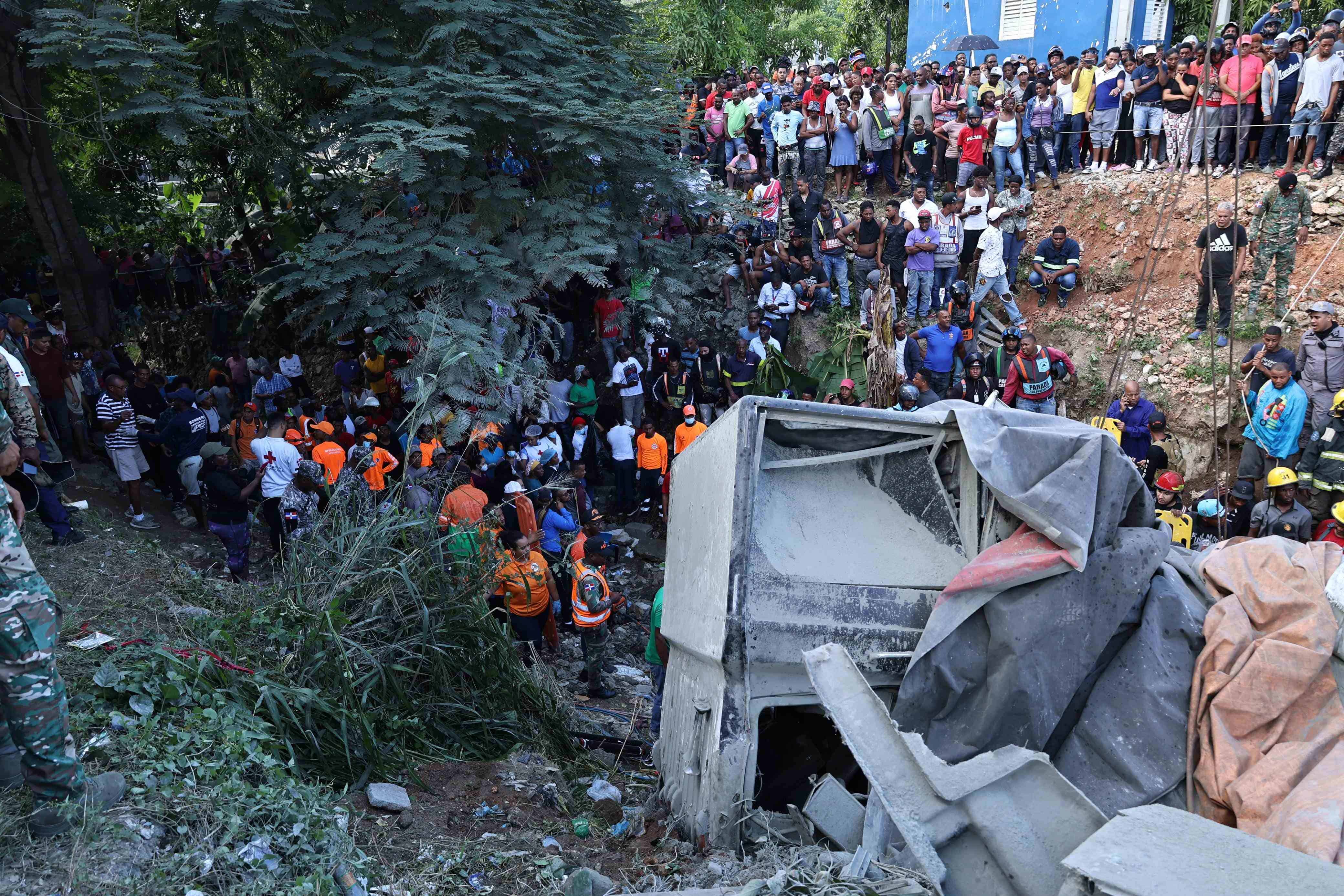 Los organismos de seguridad trabajan intensamente para sacar a las víctimas del autobús que quedó sepultado por la patana en accidente de Haina, San Cristóbal