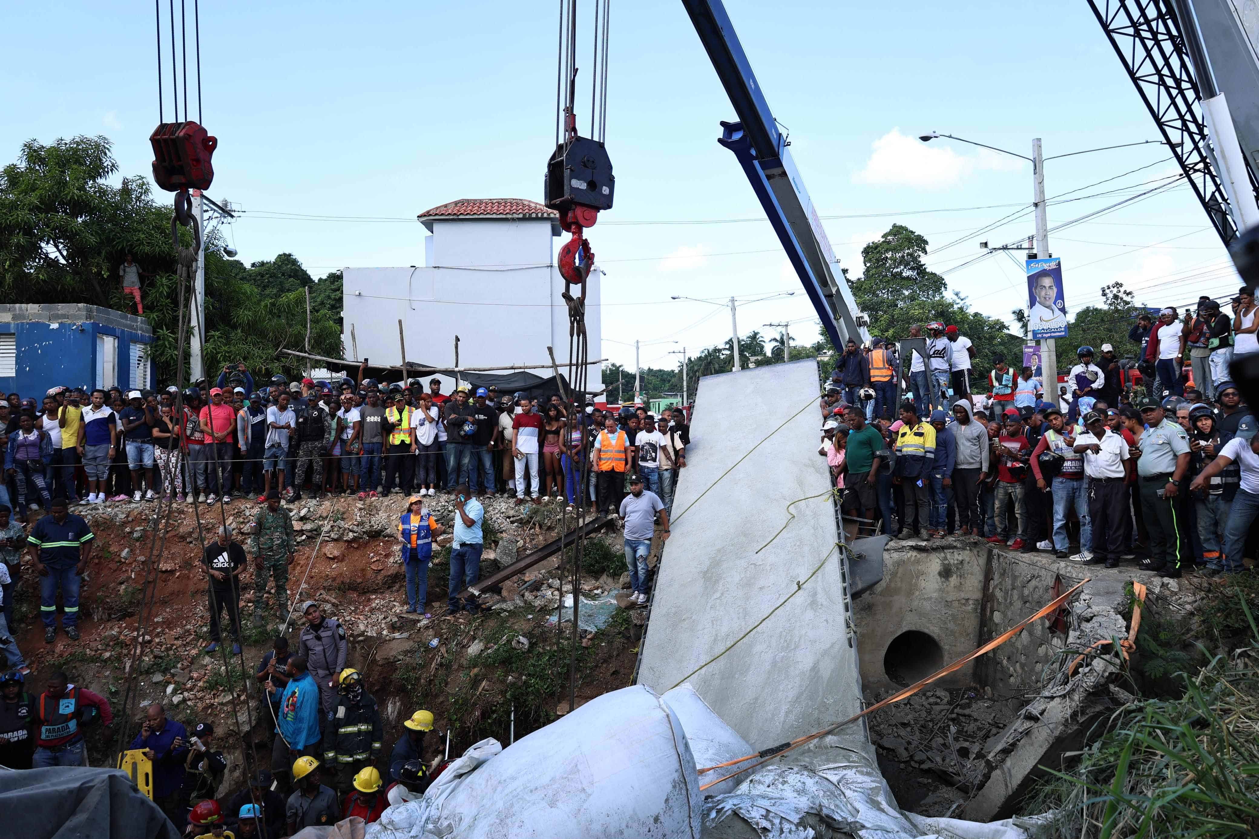 Los organismos de seguridad trabajan intensamente para sacar a las víctimas del autobús que quedó sepultado por la patana en accidente de Haina , San Cristóbal.