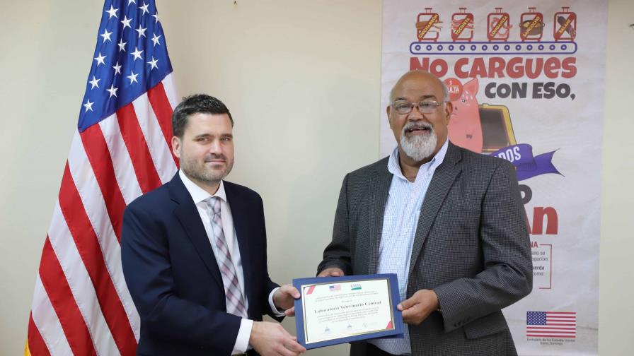 Embajada de EEUU dona equipos de laboratorio para combatir la peste porcina africana