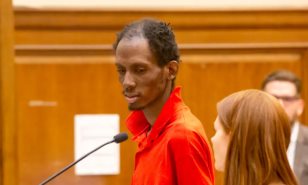 Hombre acusado de matar a su madre y meterla en una caja podría ser liberado por falla en evidencia