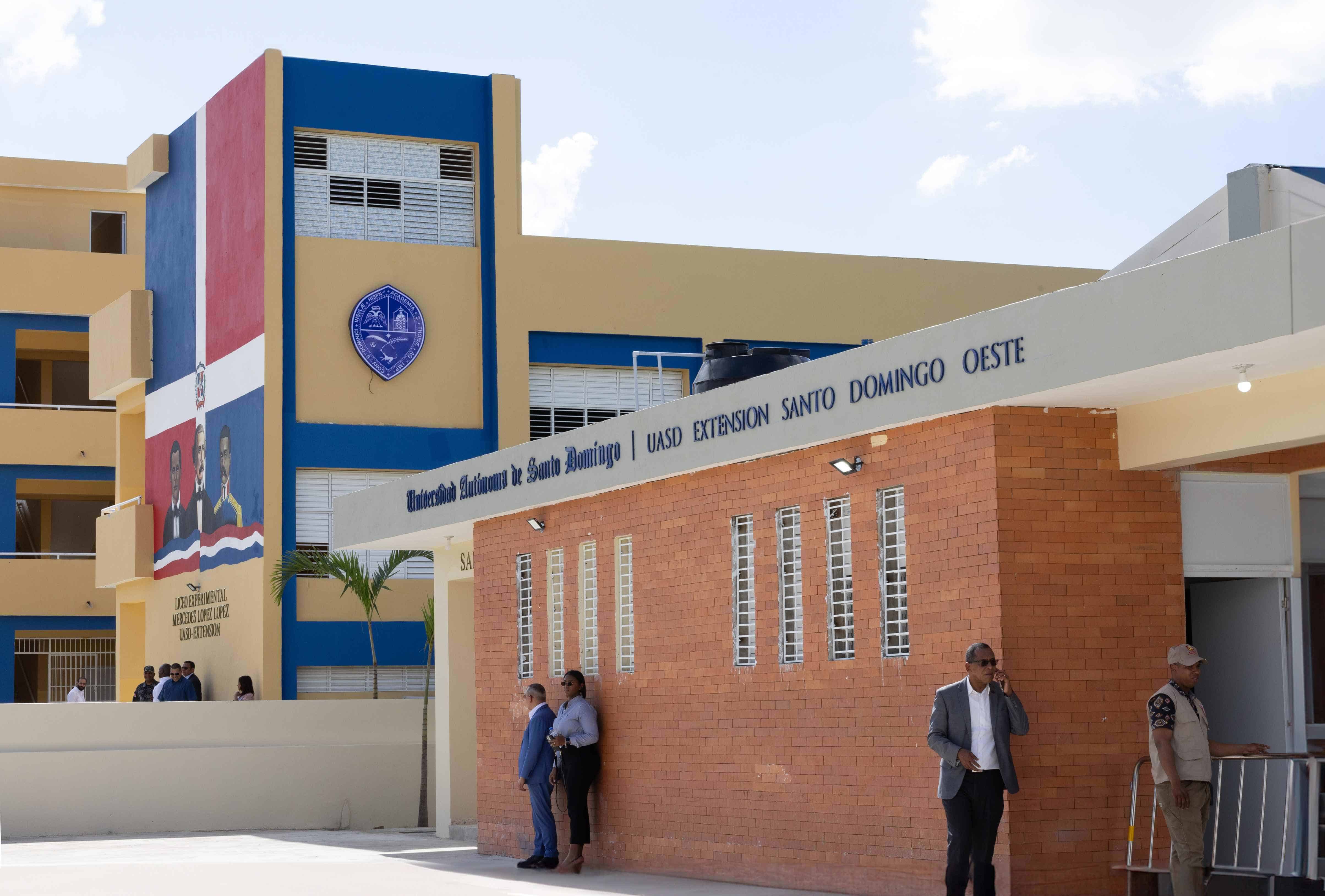 El presidente Abinader inauguró el Liceo Experimental Mercedes López López