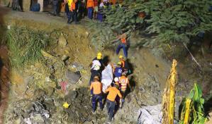 Hallan otro cadáver en la cañada donde cayó la patana y el autobús del accidente de Haina