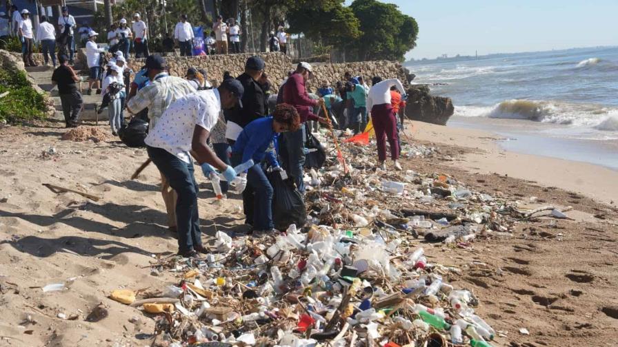 Autoridad Portuaria Dominicana realiza jornada de limpieza de playa