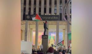 Protesta propalestina cerca del &aacute;rbol de Navidad del Rockefeller Center en Nueva York